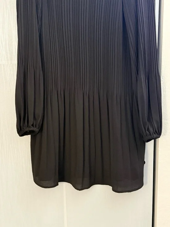 Michael Michael Kors Black Pleated Long Sleeve Mini Keyhole Back Flowy XS Dress - Picture 4 of 7